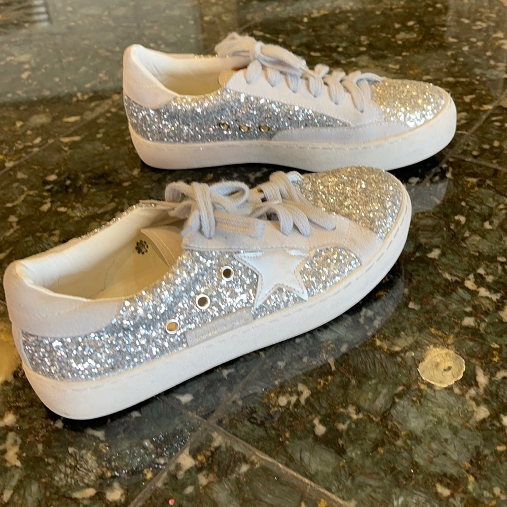 Tennis shoes